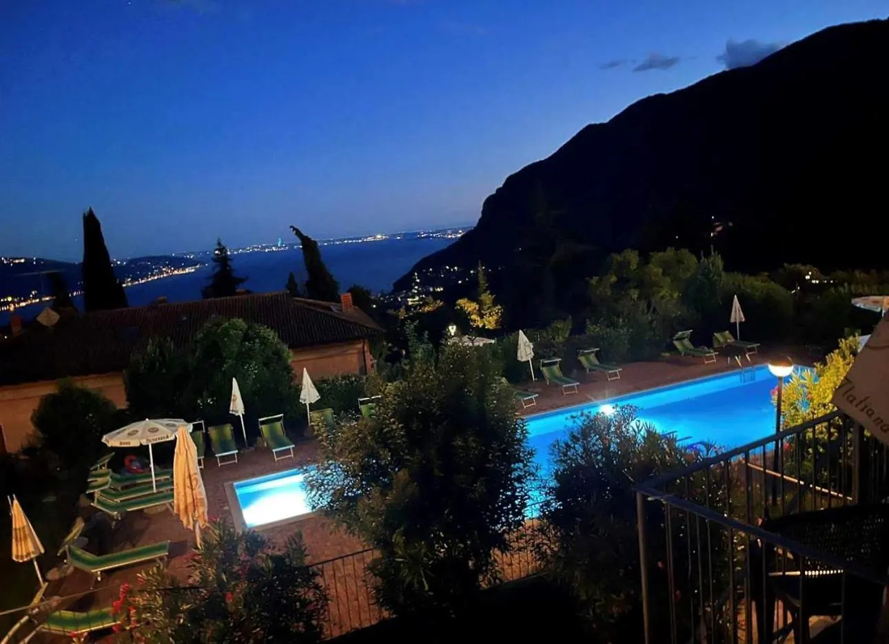 Hotel Miomio تينيالي